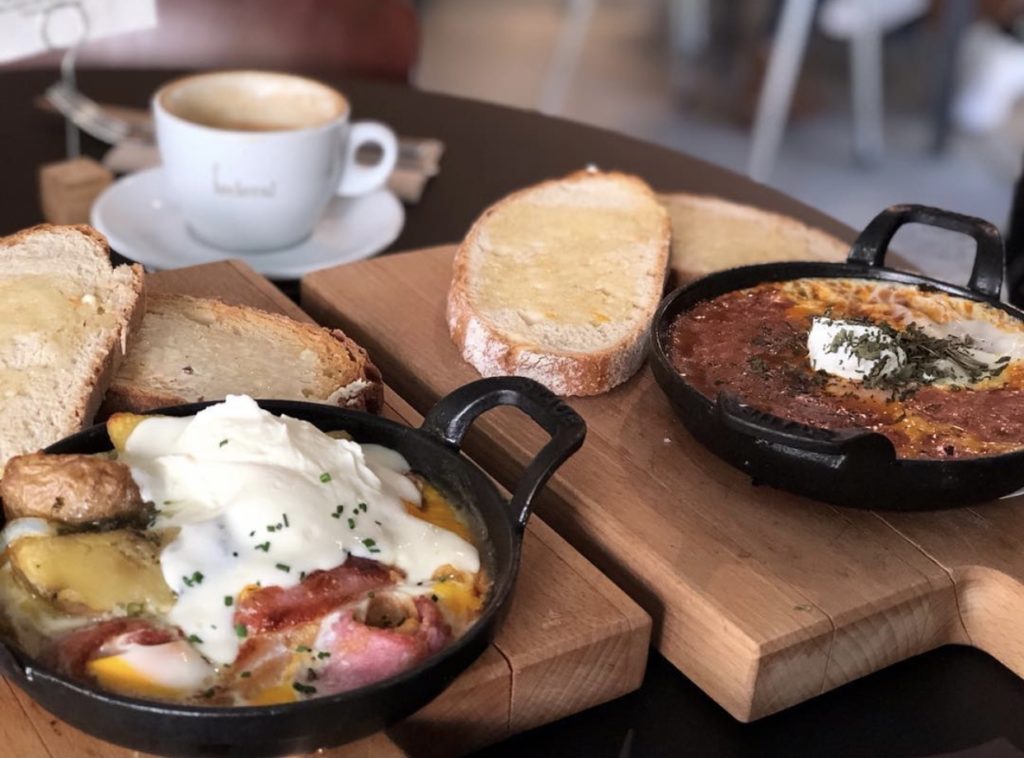 Federal is by far one of the best brunch restaurants in La Latina. They have a great selection on their menu and their skillet dishes are phenomenal