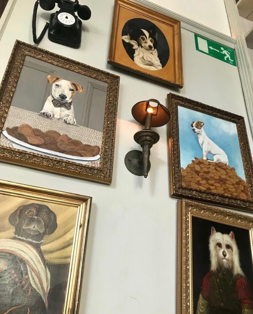 The dogs the decorate El perro y la galleta are adorable. The trendy decor allows it to fit right in with the best restaurants in Malasaña. 