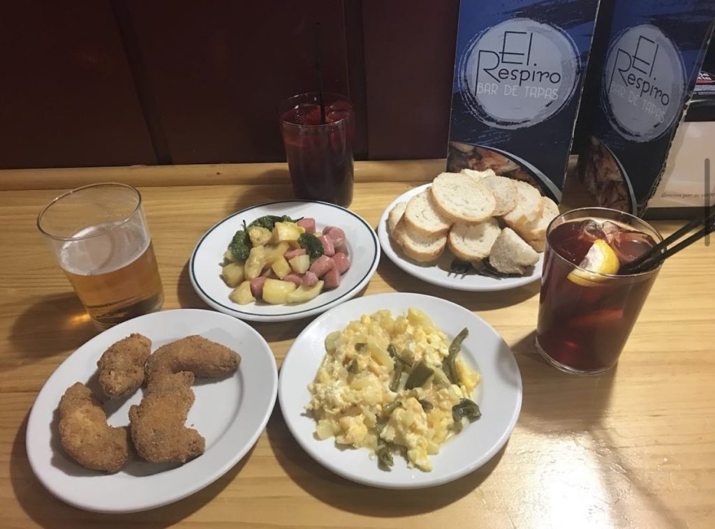 El Respiro has many options of complimentary tapas that accompany your drinks. 