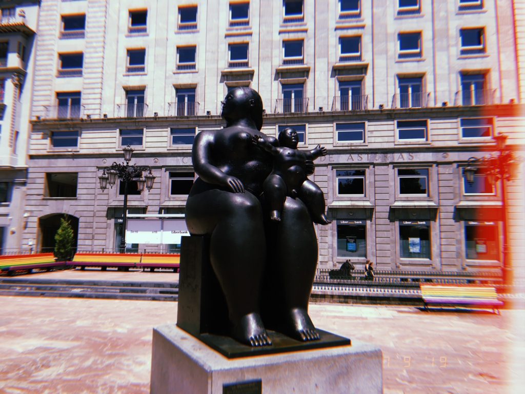 La Maternidad by Botero depicts a woman with her child constructed in Botero's typical style. 